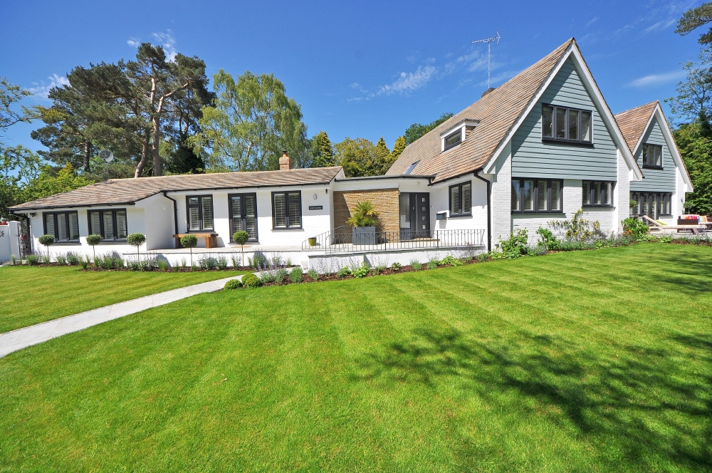 How to use edging to create a beautiful front garden